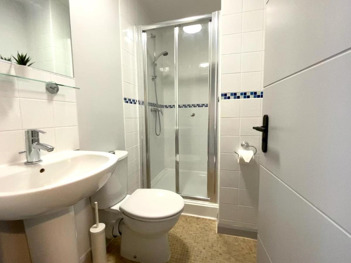 Trendy Stylish Apartment! - 5 Minute Walk To The Best Beach! - Great Location - Parking - Fast Wifi - Smart Tv - Newly Decorated - Sleeps Up To 6! Close To Bournemouth & Poole Town Centre & Sandbanks Exterior foto