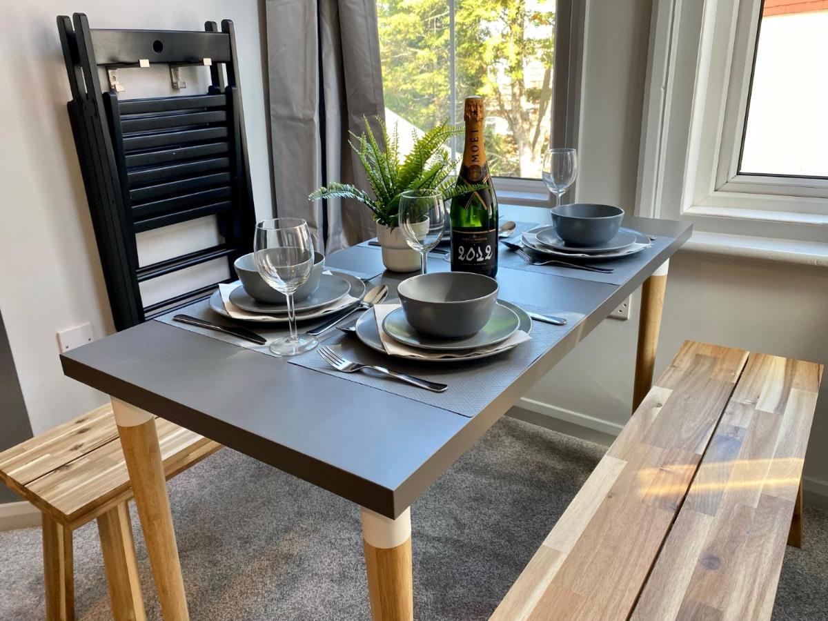 Trendy Stylish Apartment! - 5 Minute Walk To The Best Beach! - Great Location - Parking - Fast Wifi - Smart Tv - Newly Decorated - Sleeps Up To 6! Close To Bournemouth & Poole Town Centre & Sandbanks Exterior foto